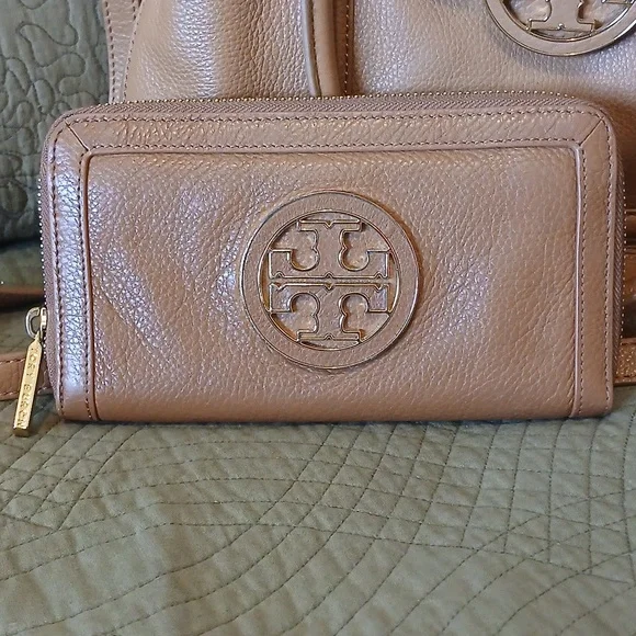 Tory Burch Amanda Tote & Wallet Set - Picture 8 of 17